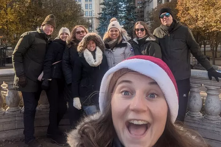 Chicago-Style Holiday Hike: Festive Food and Walking Tour
