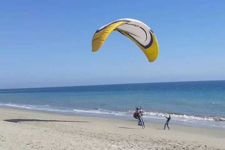 Tandem Paragliding flight with instructor in Malibu