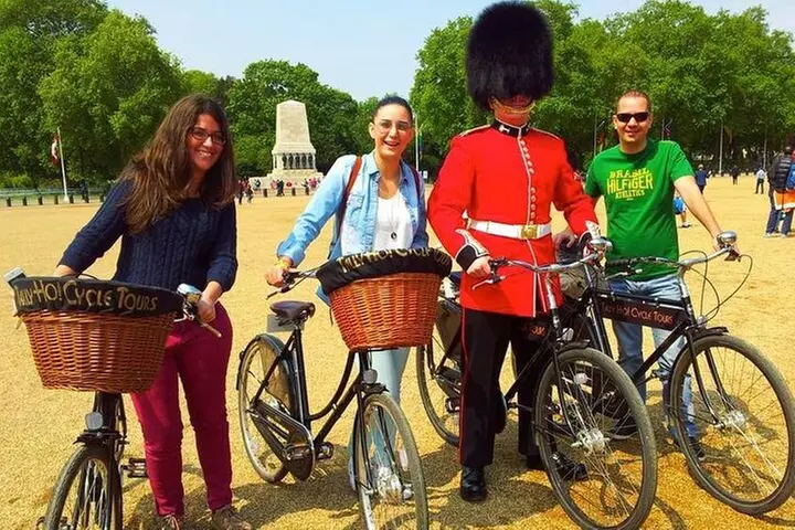 London Bike Tour: Landmarks, Secret Gems, Pub Stop & Street Art