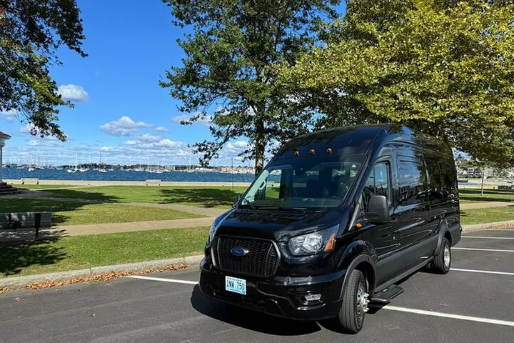 3 Hour Luxury Van Tour With Breakers Admission