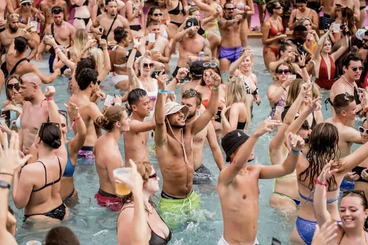 Las Vegas: VIP Pool Crawl with Party Bus, Express Entry & Drinks