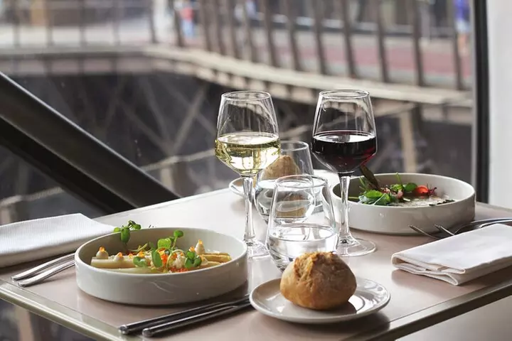 Paris Premier déjeuner à la Tour Eiffel Madame Brasserie Restaurant