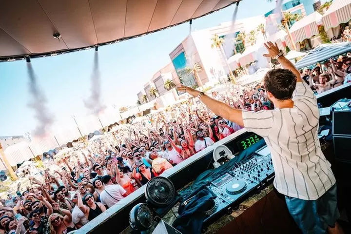 Las Vegas: VIP Pool Crawl with Party Bus, Express Entry & Drinks