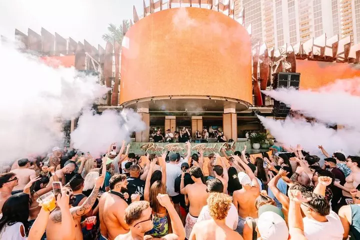Las Vegas: VIP Pool Crawl with Party Bus, Express Entry & Drinks