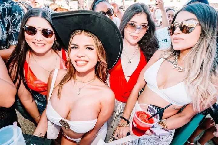 Las Vegas: VIP Pool Crawl with Party Bus, Express Entry & Drinks