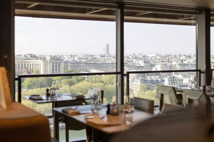 Paris Premier déjeuner à la Tour Eiffel Madame Brasserie Restaurant
