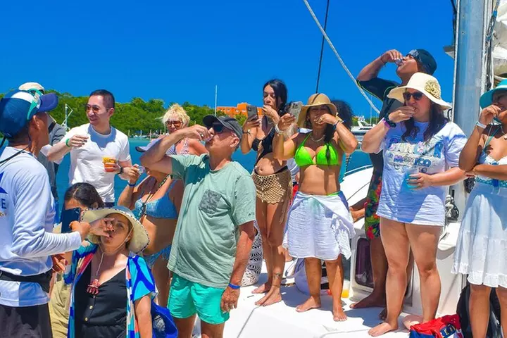 Sail and Snorkel to Isla Mujeres lunch and Drinks.