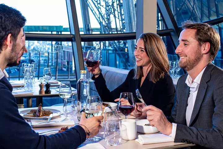 Paris Premier déjeuner à la Tour Eiffel Madame Brasserie Restaurant
