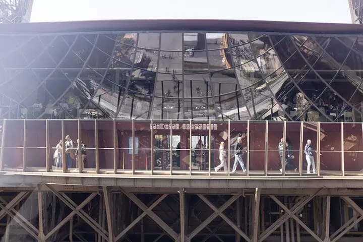 Paris Premier déjeuner à la Tour Eiffel Madame Brasserie Restaurant