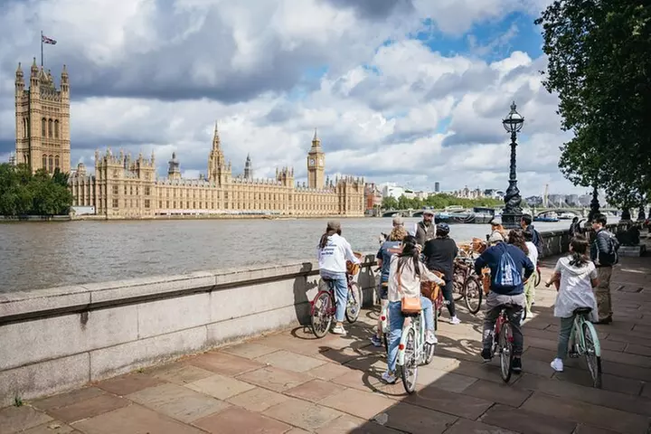 London Bike Tour: Landmarks, Secret Gems, Pub Stop & Street Art