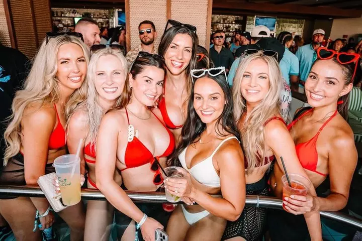 Las Vegas: VIP Pool Crawl with Party Bus, Express Entry & Drinks