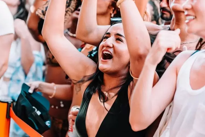 Las Vegas: VIP Pool Crawl with Party Bus, Express Entry & Drinks