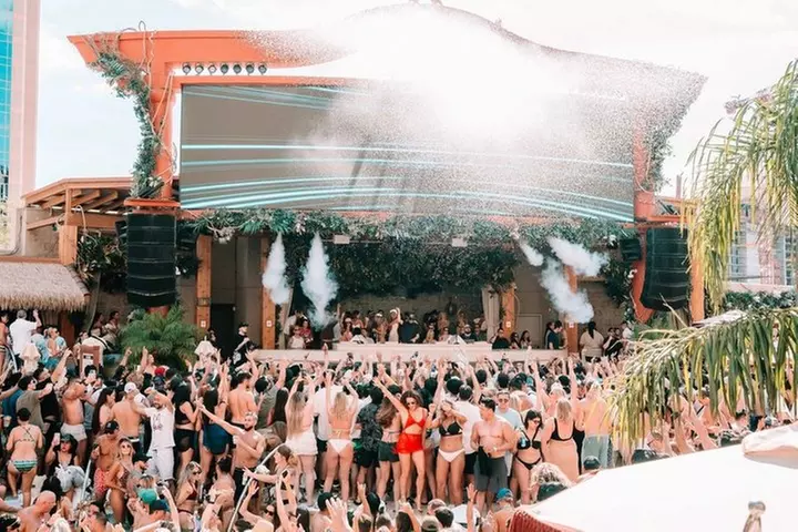 Las Vegas: VIP Pool Crawl with Party Bus, Express Entry & Drinks