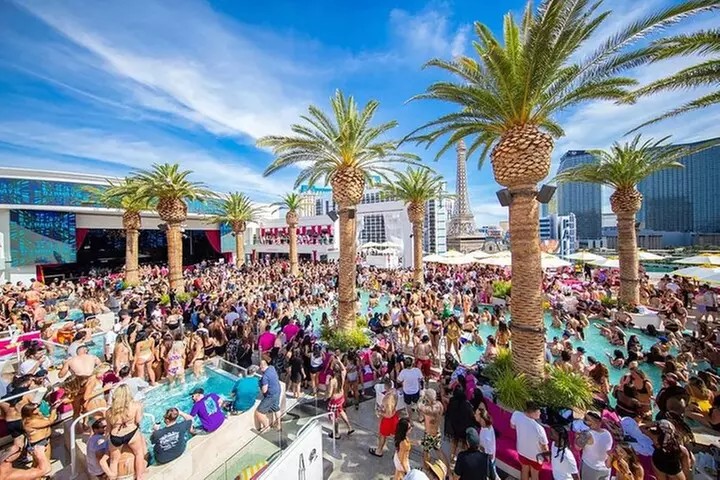 Las Vegas: VIP Pool Crawl with Party Bus, Express Entry & Drinks