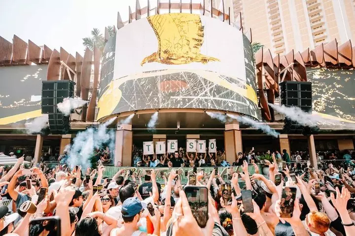 Las Vegas: VIP Pool Crawl with Party Bus, Express Entry & Drinks