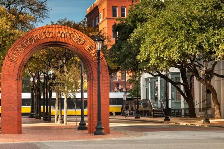 4 course Downtown Dallas Walking Food Tour History + Cocktail opt