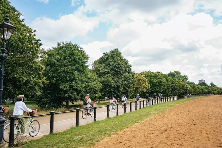 London Bike Tour: Landmarks, Secret Gems, Pub Stop & Street Art