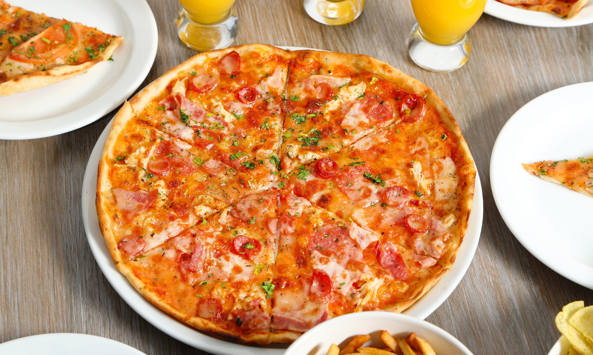 2 oder 4 Pizzen nach Wahl und1 oder 2 l Softdrink nach Wahl