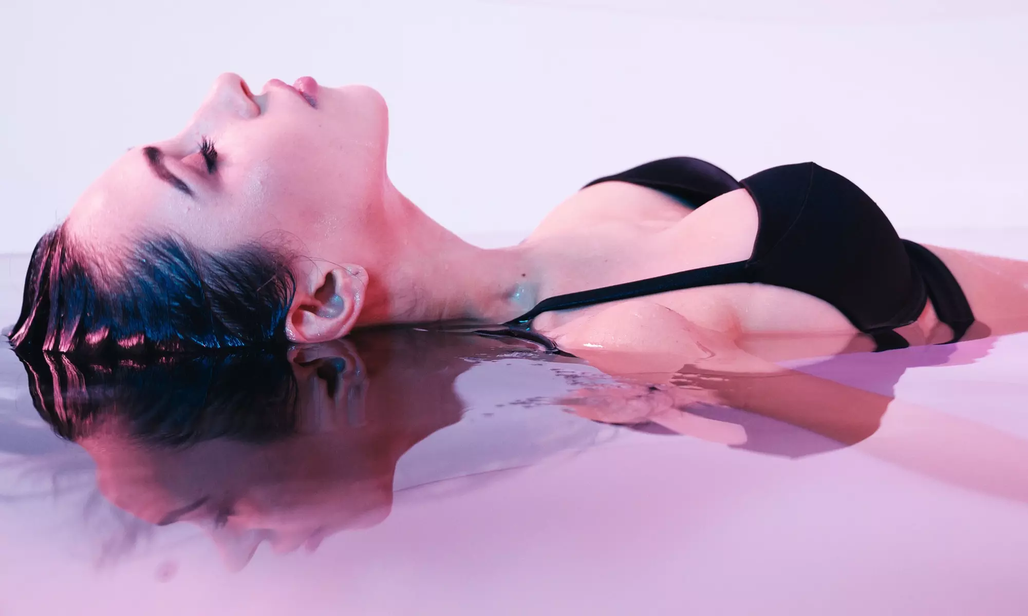 45 Min. Floating mit Getränk für 2 Pers., opt. + 45 Min. Salzraum, in der Salzlounge Berlin (bis zu 20% sparen) - Primary Image