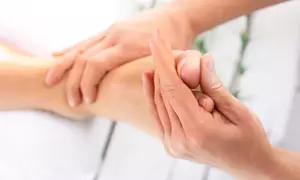 Podologische Fußpflege oder klassische Pediküre inkl. Shellac für 1 Person (bis zu 37% sparen)