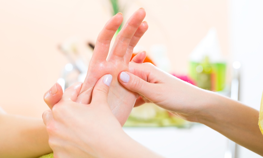 Image 1: Do 70% zniżki na Masaż - Określona część ciała (ręka, szyja, głowa) w Glamour Clinic Pury&Bilska
