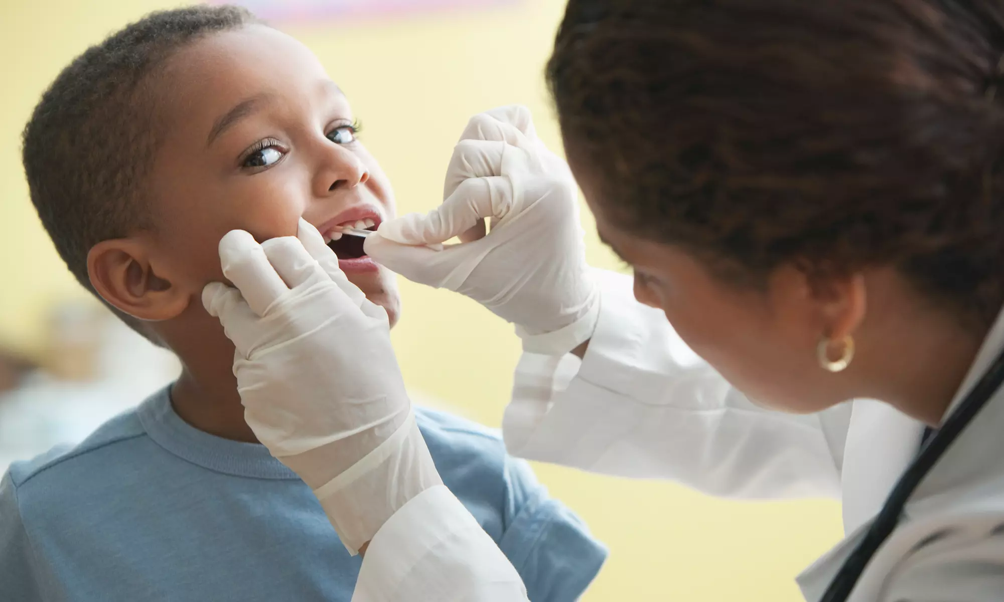 Sesión de odontología infantil con opción a remineralización y limpieza bucal en Instituto Dental Espinassi - Primary Image