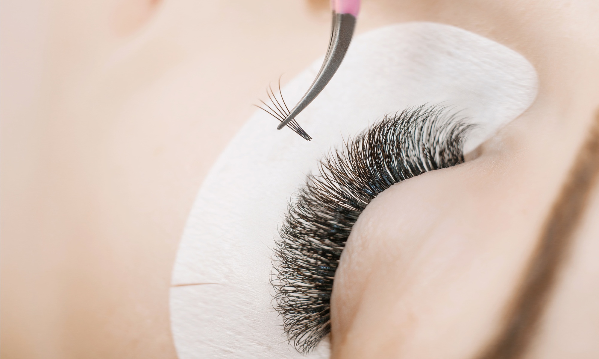 Flawless Lashes: Classic or Volume Extensions + Free Consultation!