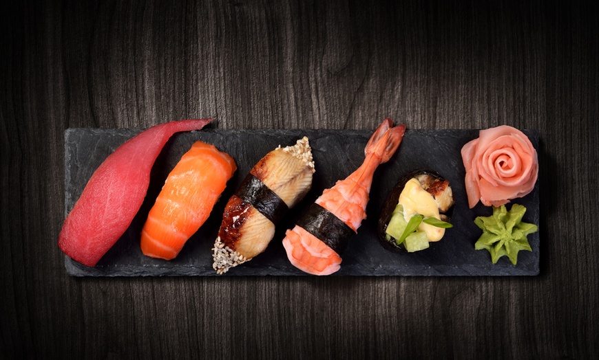 Image 2: Sushi e Sashimi di coppia sul lungomare