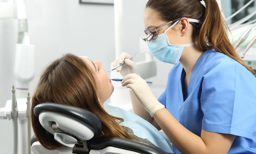 Image 1: Limpieza dental con radiografía