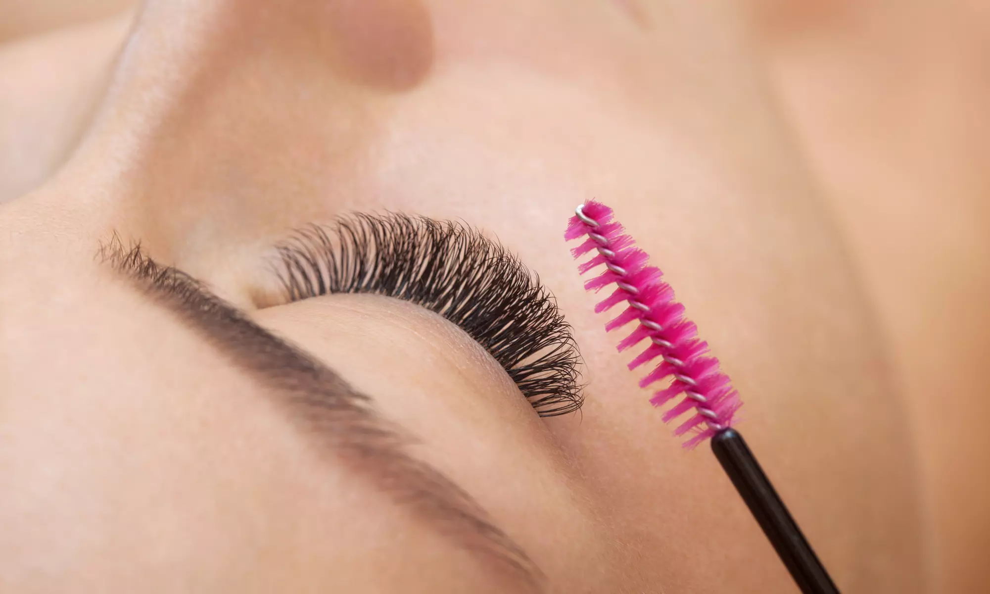 Wimpern- und/oder Augenbrauen-Lifting oder -Korrektur inkl. Färben