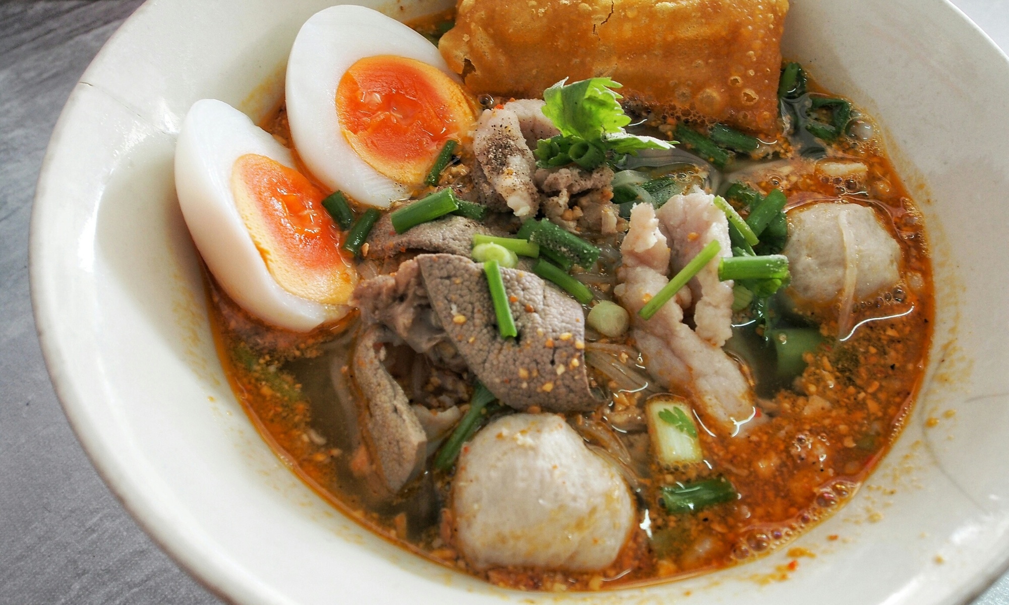 Ramen Noodle und Mini-Frühlingsrollen für 2 oder 4 Personen