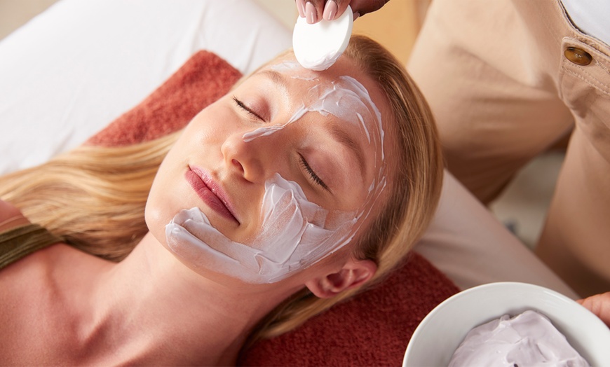 Image 1: Sesión de limpieza facial