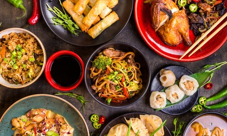 Der Reisen:Asiatisches 8-Gänge-Tisch-Buffet für bis zu 4 Personen im Wok of Fame (bis zu 18% sparen*)