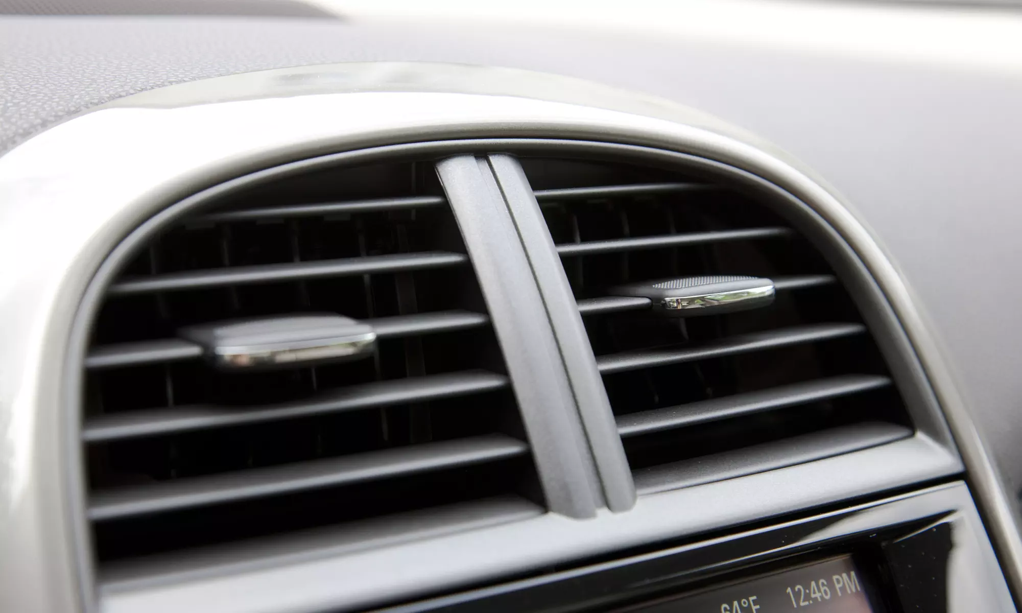 Klimaanlagen-Wartung mit Desinfektion mit Kältemittelauffüllung bei Autowerkstatt Raderthal (bis zu 60% sparen) - Primary Image