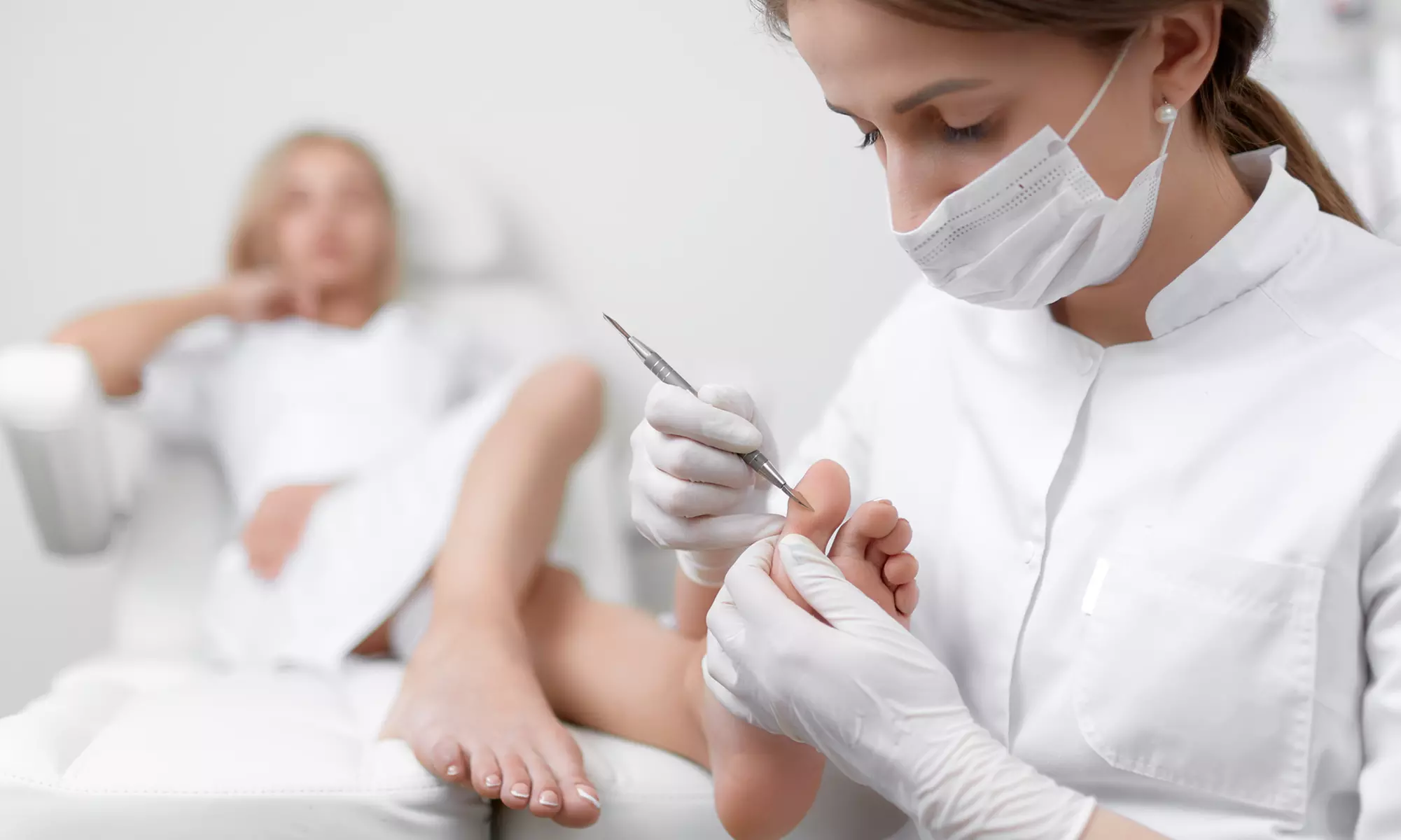 Mani- und / oder Pediküre mit Klarlack, Gesichtsmassage oder als Kombi-Behandlung für 1 Person (bis 49% sparen) - Primary Image