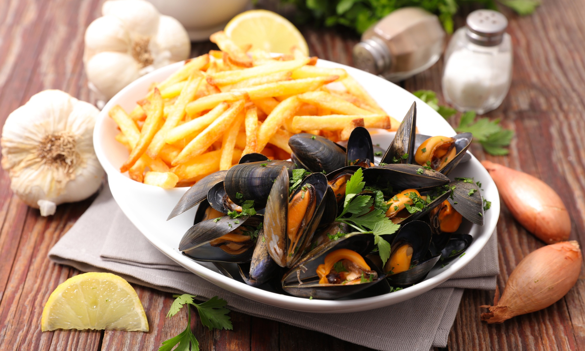 Visite conviviale dans un bistro avec menu moules