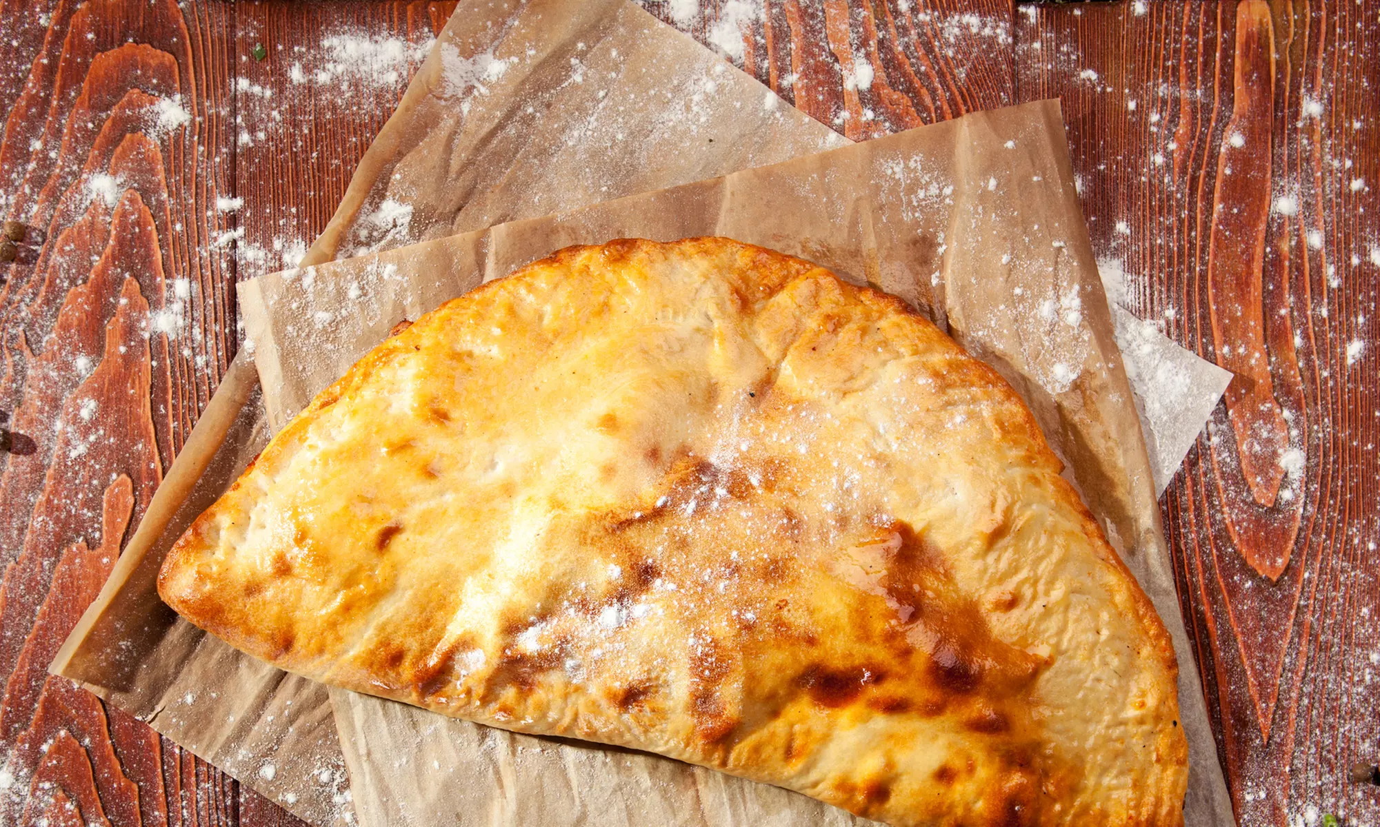 Menu pizza, calzone o paposcia oppure pizza farcita e birra per 2 o 4 persone alla Pizza Pazza (sconto fino a 44%) - Primary Image