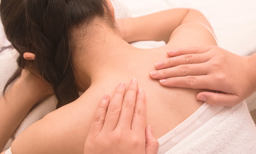 Image 1: Massage détoxifiant pour un renouveau profond