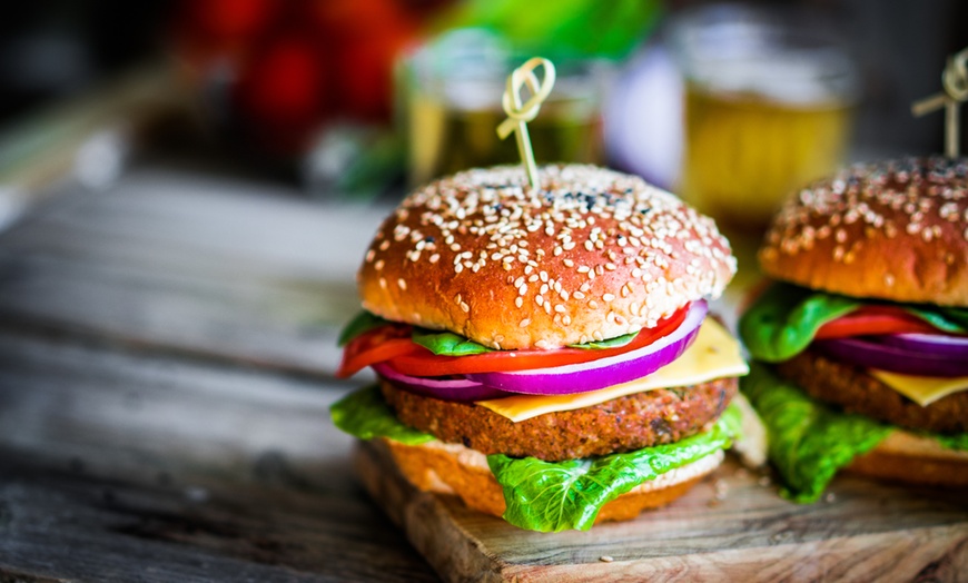 Image 1: Burger inkl. Pommes und Salat