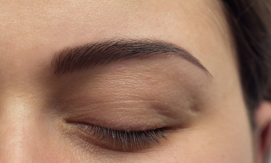 Image 1: Microblading de cejas y micropigmentación de eyeliner