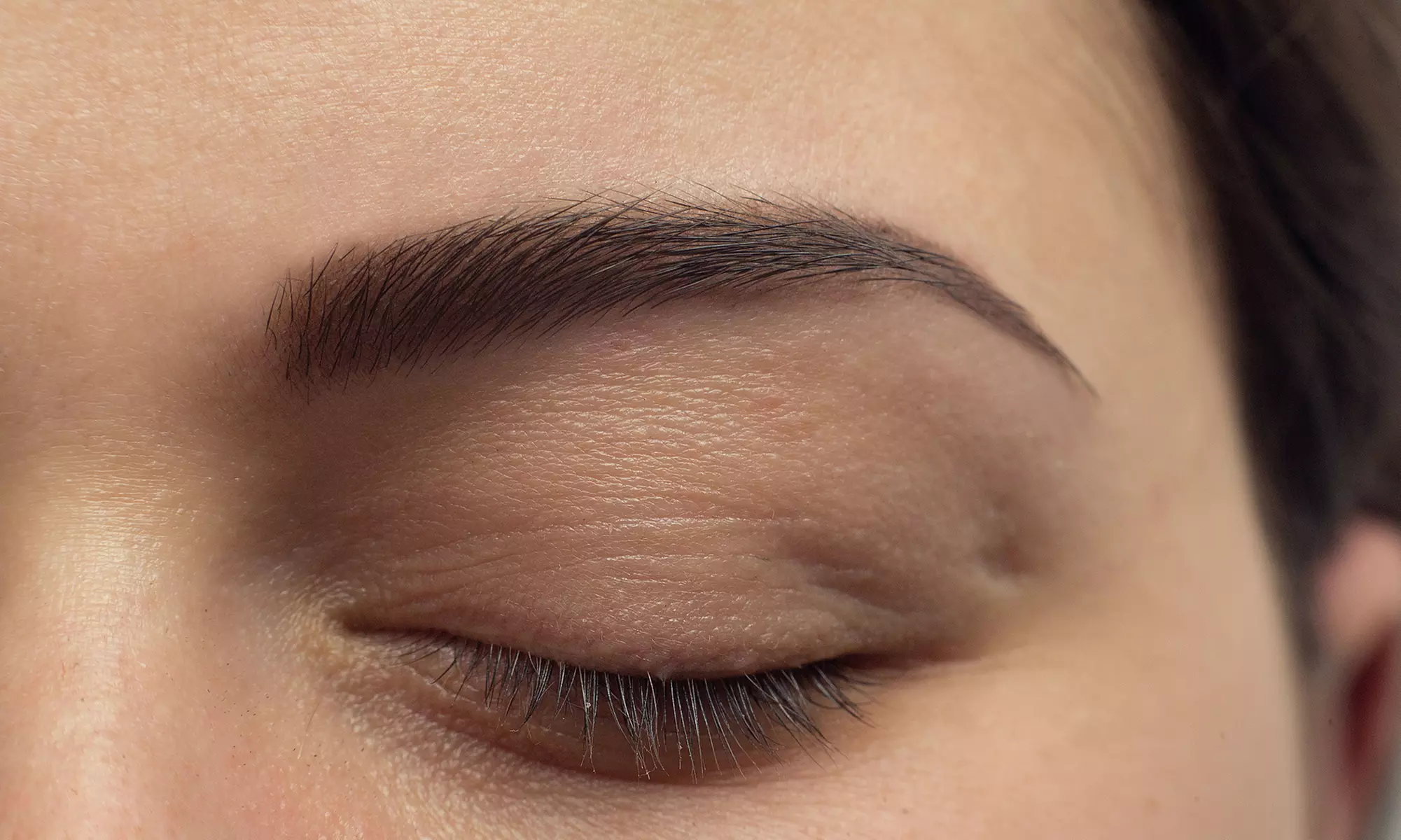 Microblading de cejas y micropigmentación de eyeliner para 1 persona, ahorra hasta un 76% - Primary Image