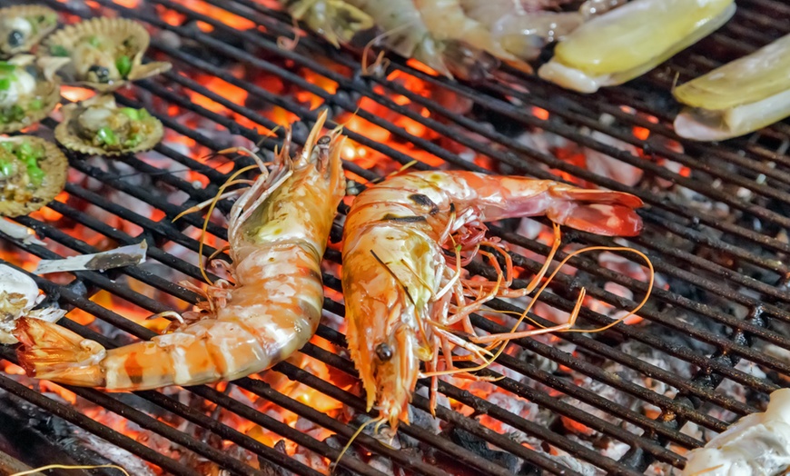 Image 2: Grillade viande, crustacés en option, et gourmandises