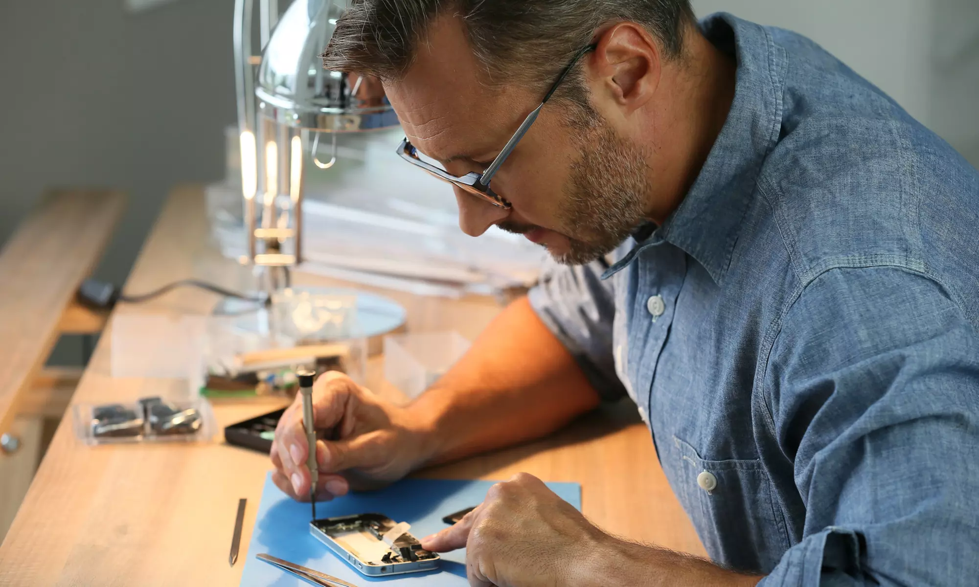 Up to 35% Off on On Location Cell Phone Repair at FUNKYELECTRONIC - Second Medium