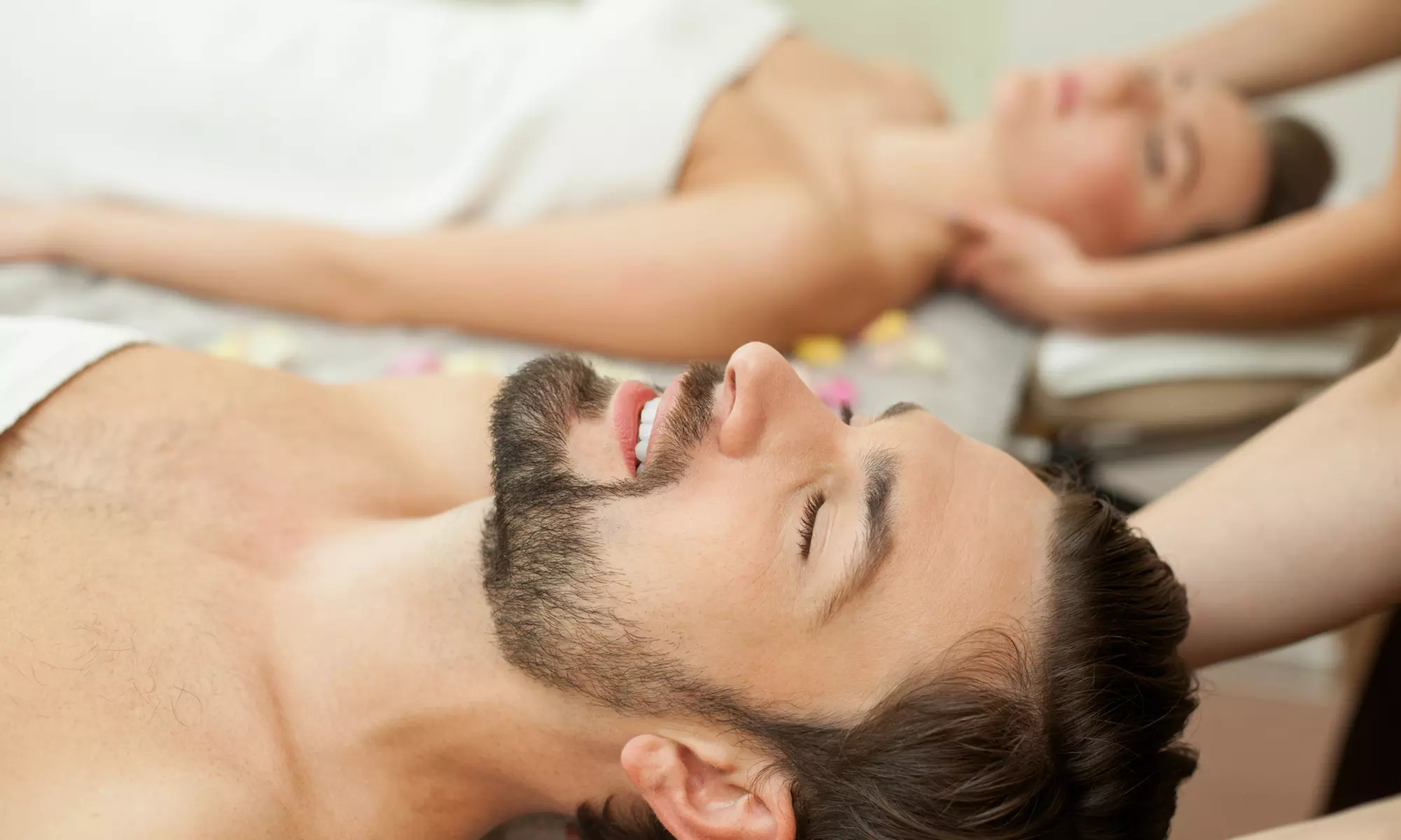 Ritual balinés de 60' con masaje, cava y bombones para 1 o 2 perosnas en Blue Sapphire con 50% de descuento - Primary Image