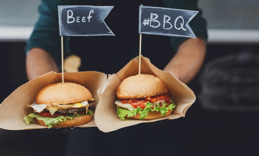 Image 1: Leckeres Burger-Menü mit Pommes frites und Eistee für 1-4 Personen