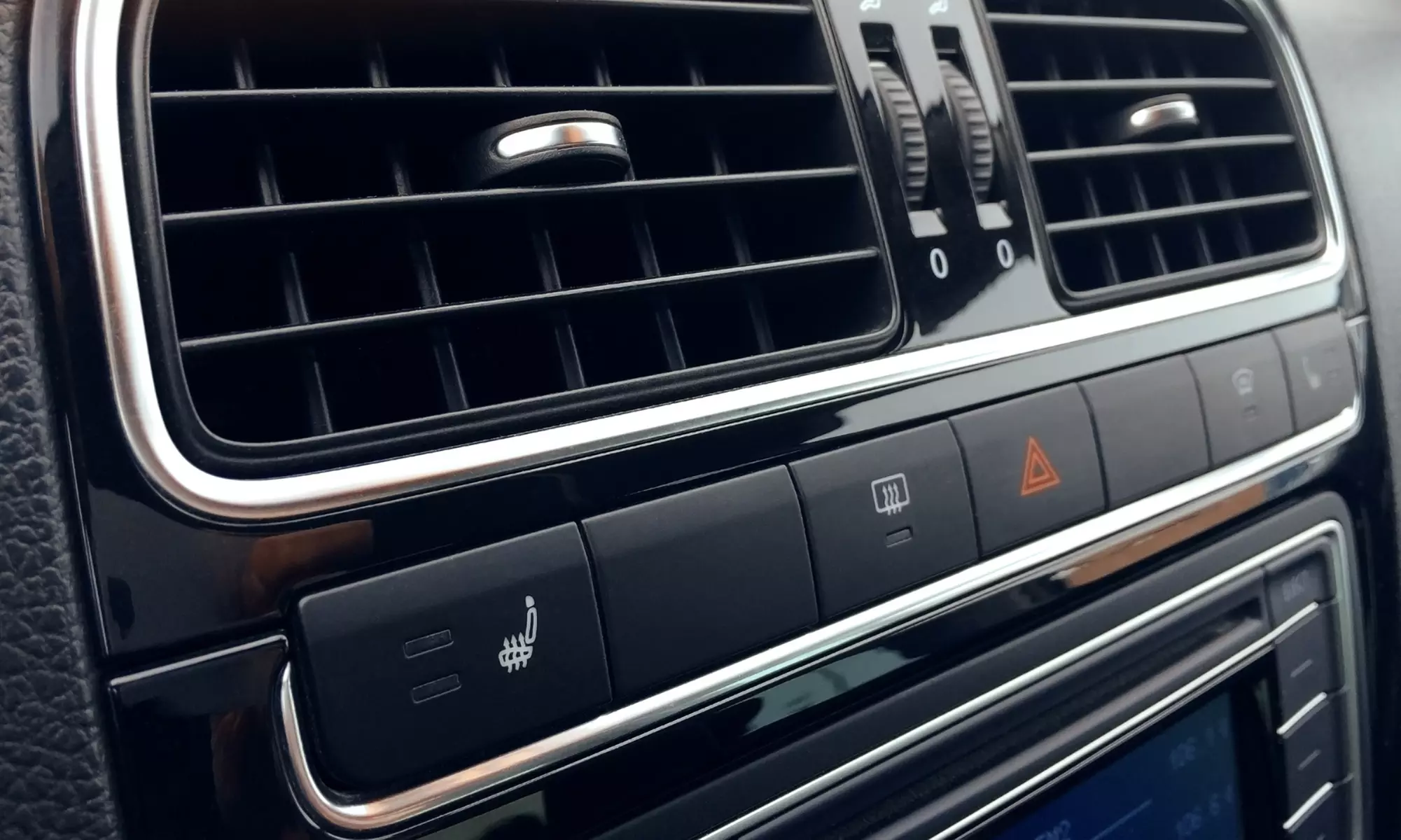 PKW-Klimaanlagenservice (R134a) + Kältemittel-Neubefüllung (bis 500 g) bei NEXT Autoglas Wuppertal (46% sparen) - Primary Image