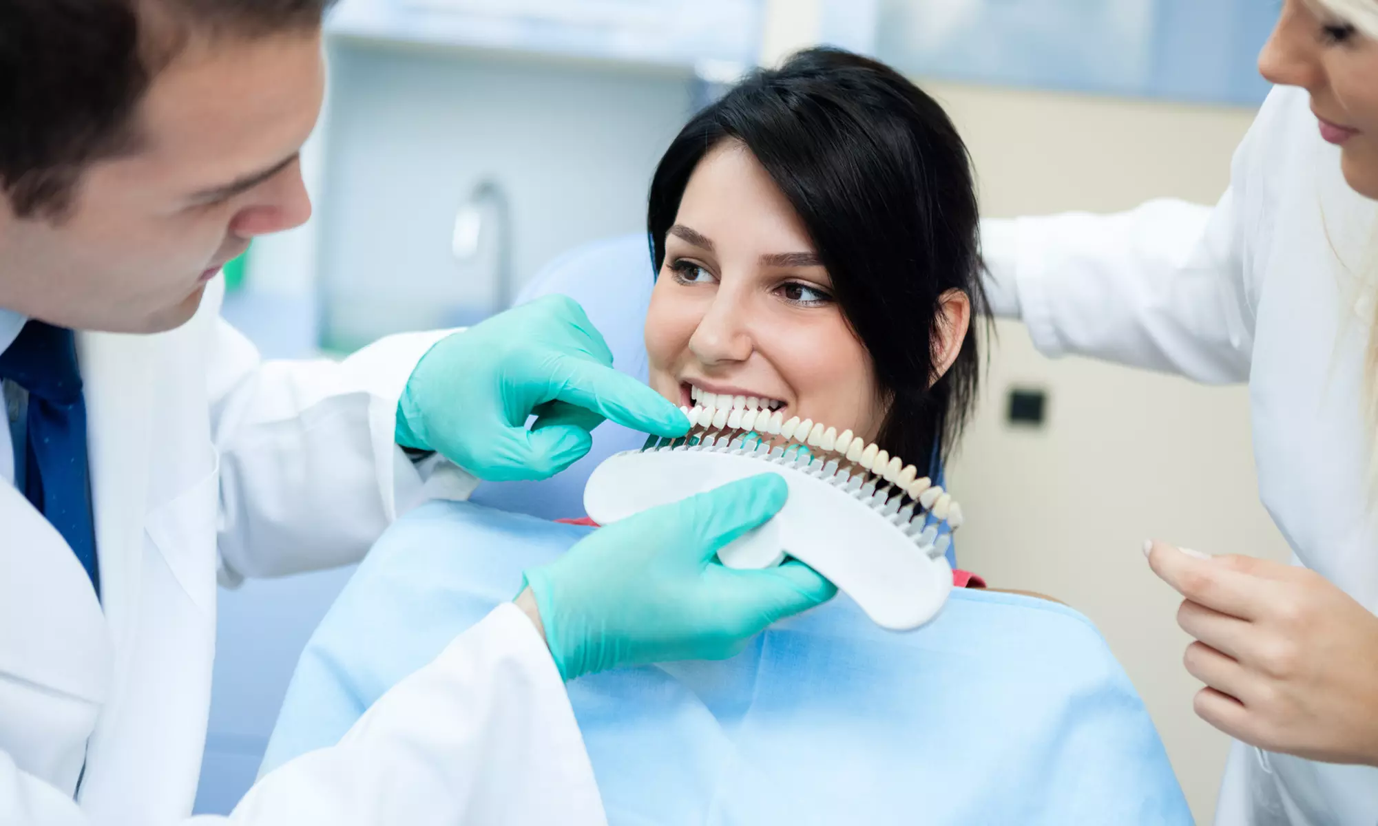 Transforma tu sonrisa con un tratamiento de blanqueamiento LED