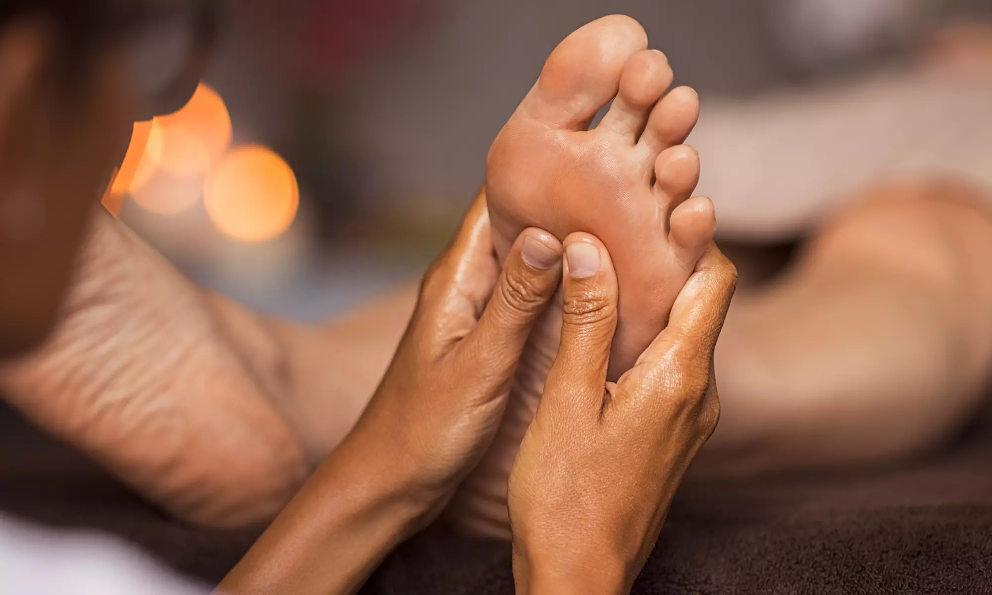 Onderbeen- en voetmassage naar keuze met aromatherapie of spa pedicure van 30 of 50 minuten met tot 55% korting - Primary Image