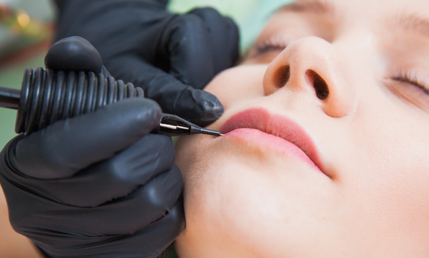 Image 1: Una sesión de micropigmentación de cejas o de labios para una persona