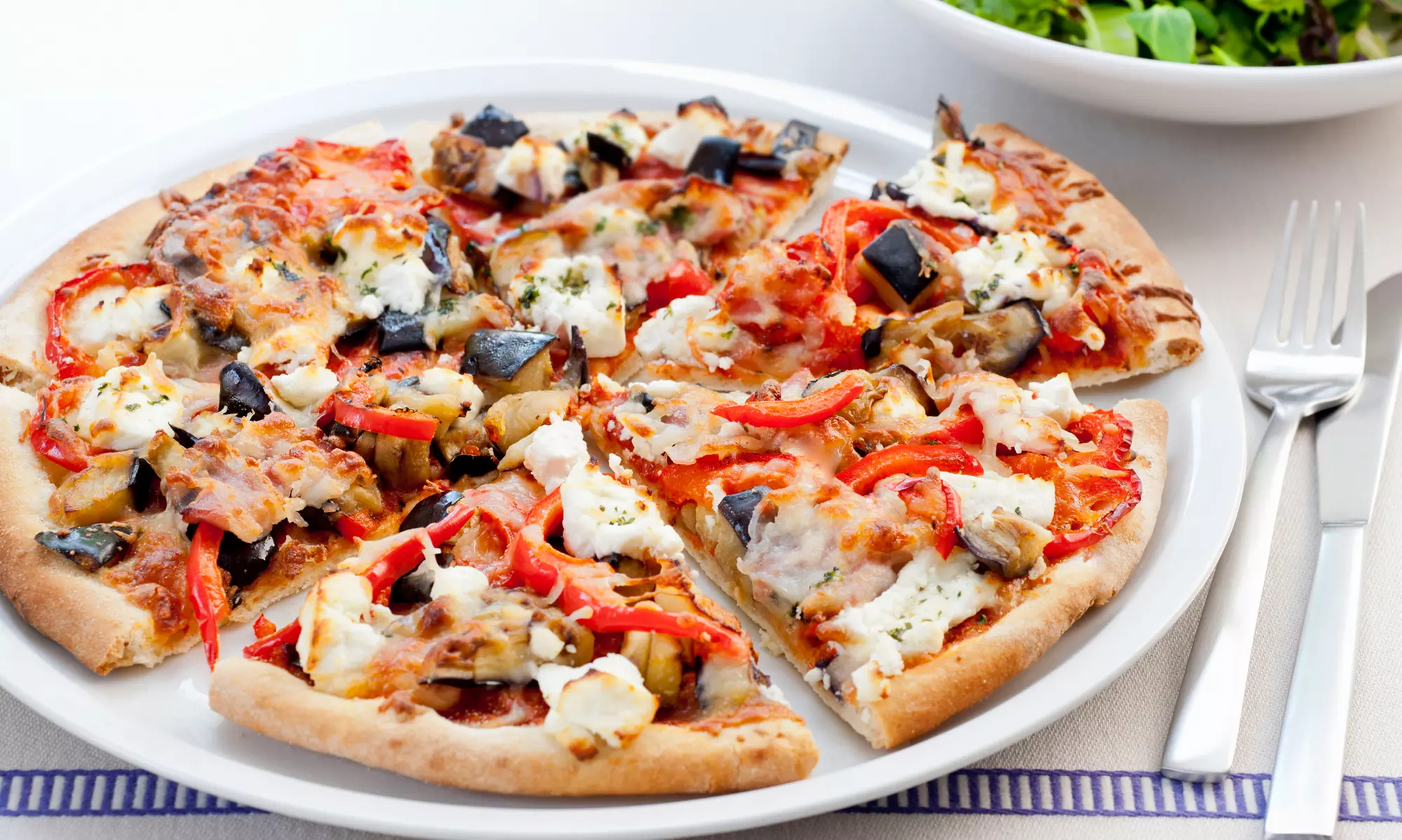 Pizza mit gemischtem Salat für 2 oder 4 Personen im Restaurant Lo Stivale (bis zu 50% sparen*) - Primary Image